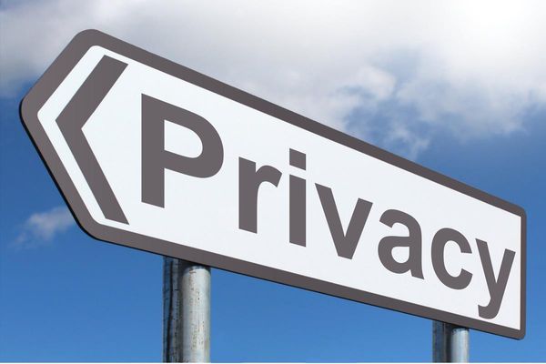 A road sign in the shape of an arrow with the word Privacy